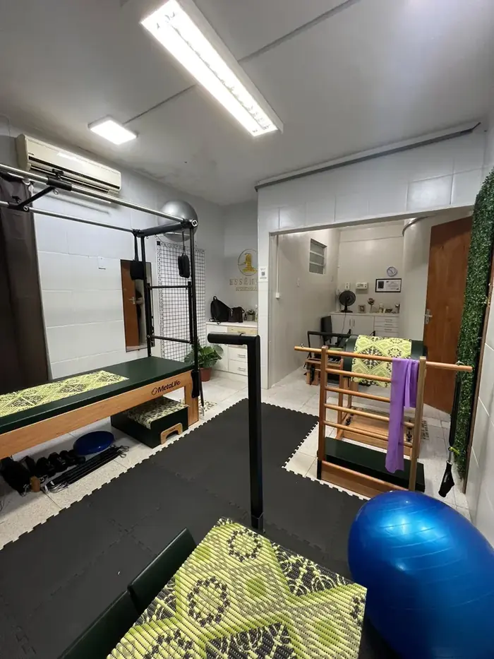 Studio de pilates com equipamentos completos