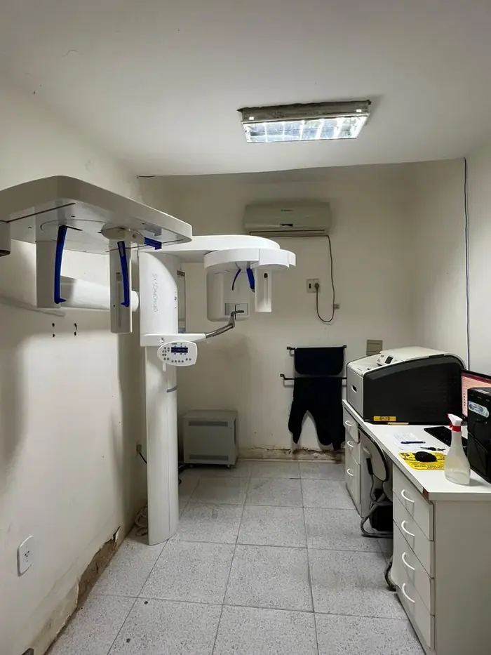Sala de radiologia com equipamento panorâmico digital